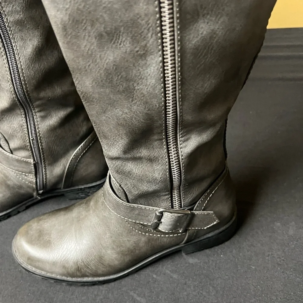 DIDOA GRAY KNEE HIGH SIZE 6.5 LADIES BOOTS. ZIPPER ON BOTH SIDES. 1-1/8” HERL